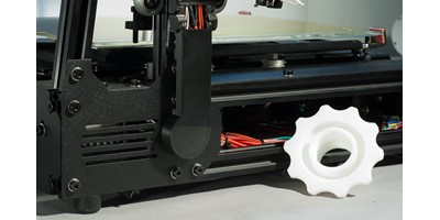The MendelMax 3 3D printer - The cable chain at its junction with the base of the printer